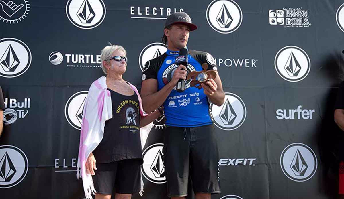 700-bruce-irons-todd-chesser-award-volcom-pipe-pro-2016-surf-contest-hawaii-pipeline
