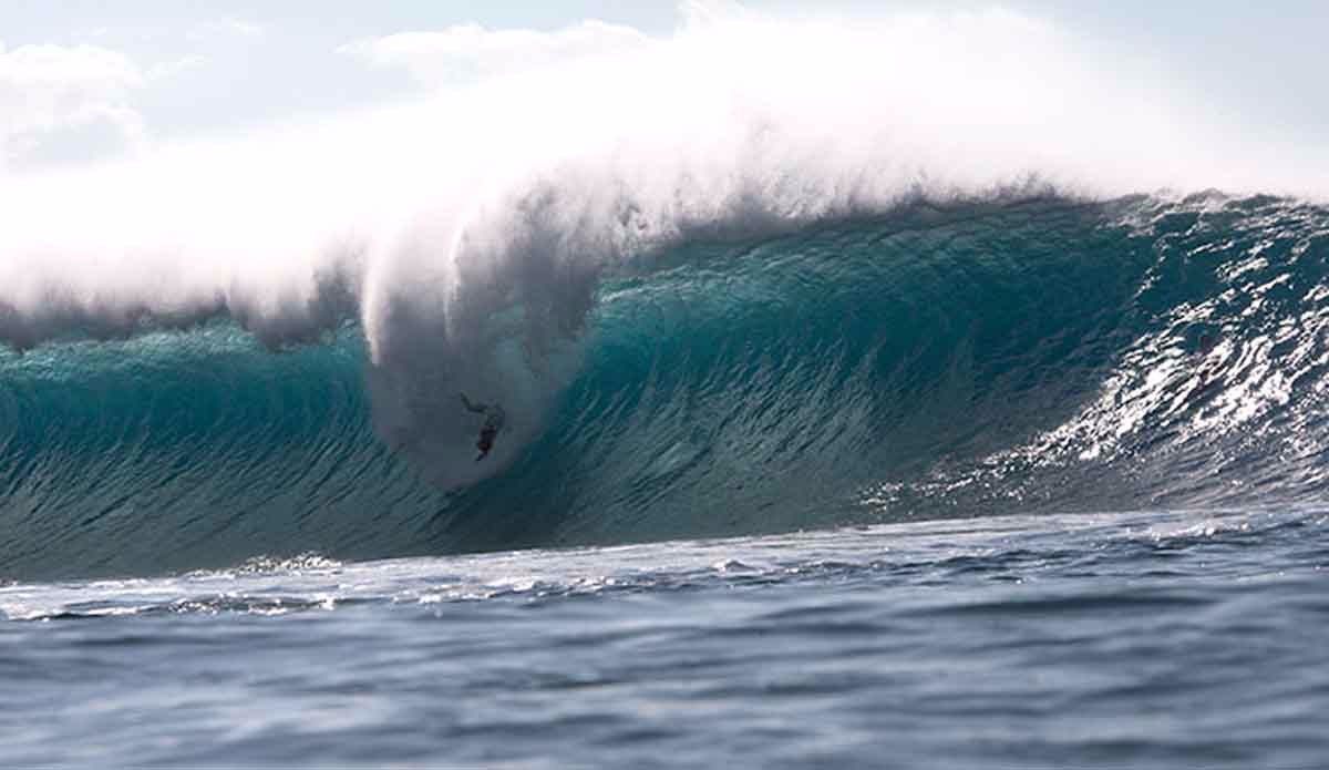 700-makai-mcnamara-wipeout-photo-brian-bielmann-volcom-pipe-pro-contest-2016-surfing-pipeline