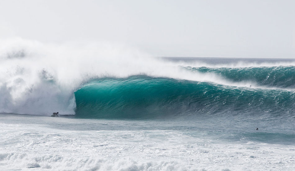 Evan Valere surfing at Pipeline, north shore, 11.16.05
