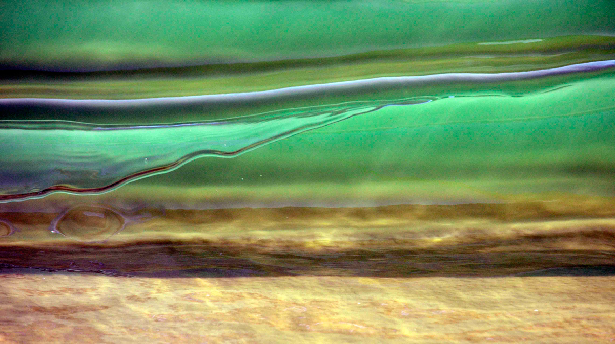 The beuaty of looking through the belly of a 8 inch wave