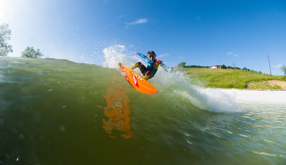 Future_surfing_star_at_Wavegarden_2[1]