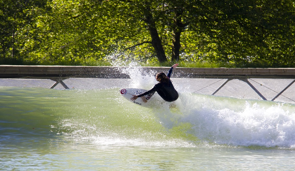 Girls_like_to_have_fun_at_Wavegarden_2[1]