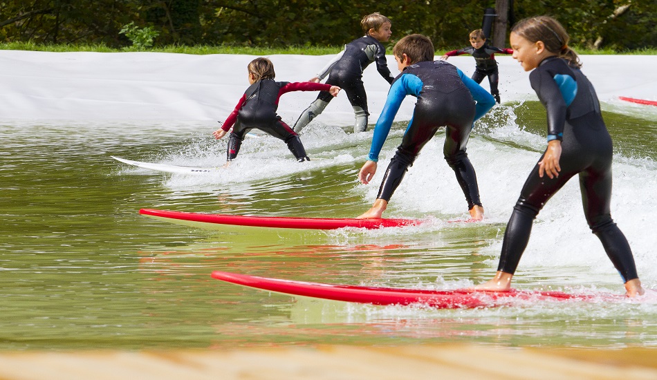 Surfing_school_at_Wavegarden_1[1]