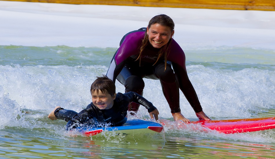 Surfing_school_at_Wavegarden_2[1]