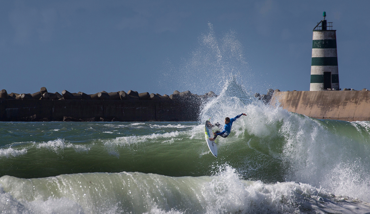 05_brett_simpson_ripping_in_the_choppy_conditions_at_the_2015_moche_rip_curl_pro_portugal