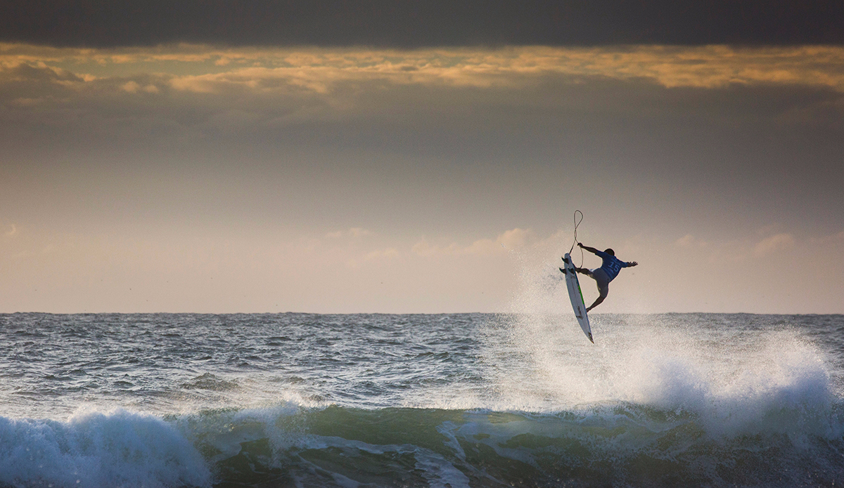 06_italo_ferreira_flying_high_in_the_final_heat