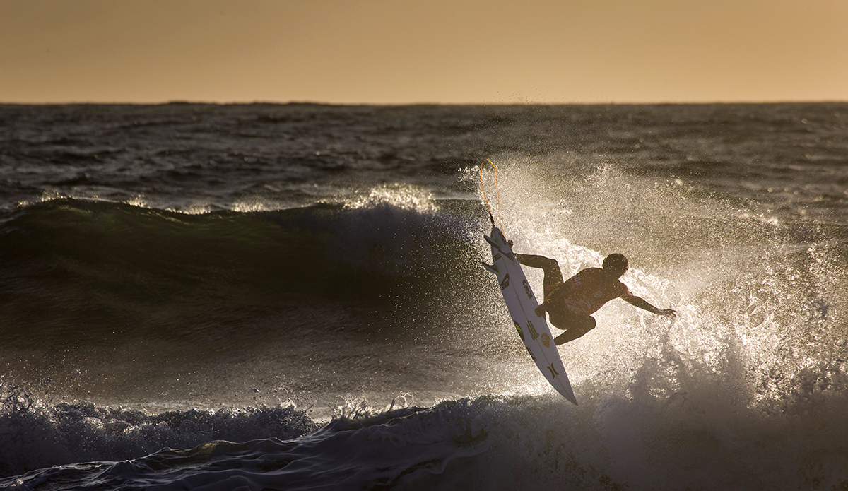 07_amazing_backlight_on_the_winner_of_the_2015_moche_rip_curl_pro_portugal_filipe_toledo