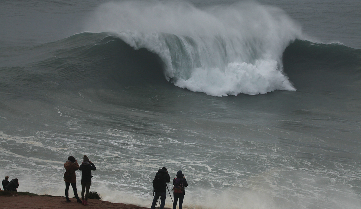 nazare-shorebreak-photo-shannon-reporting_5523