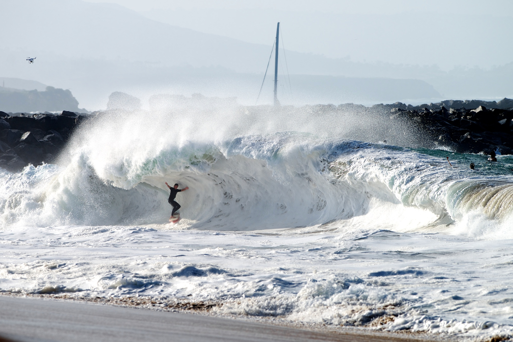 Charlie Wiggs with plenty of room to spare on a frothy near-shore cavern.