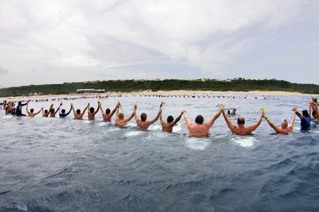 A paddle out memorial service for Andy Irons was held on-site in Porta Del Sol, attended by the world’s best surfers and hundreds of admirers. Photo: ASP/CESTARI