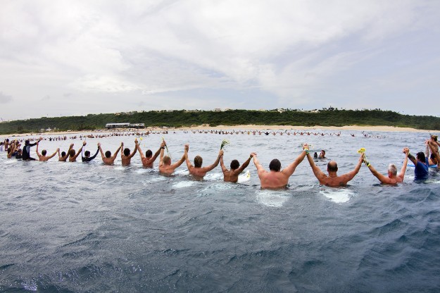 A paddle out memorial service for Andy Irons was held on-site in Porta Del Sol, attended by the world’s best surfers and hundreds of admirers. Photo: ASP/CESTARI