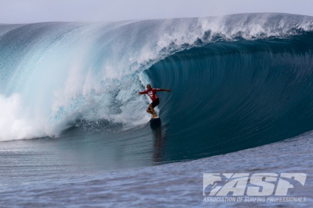 With six events left in the 2011 ASP World Tour, ten-time, reigning World Champion, Kelly Slater, has regained the top spot in the World Ratings by winning the Billabong Pro Tahiti. Photo: ASP Kelly Slater Teahupoo Billabong Pro Tahiti Champ