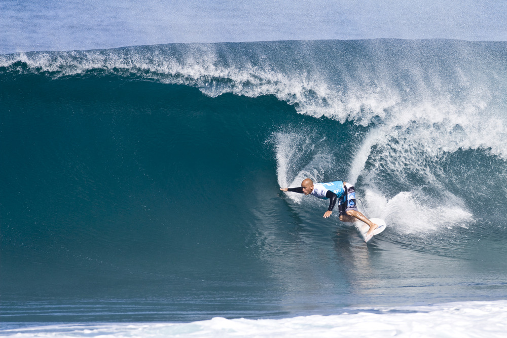 Kelly Slater and Tom Curren, two of the greatest surfers of all time, share an amazing session at Pipeline. Photo: Tupat