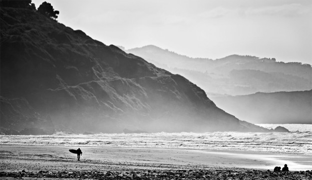 Photo: Elmo Hernandez Surfer on Beach Grey