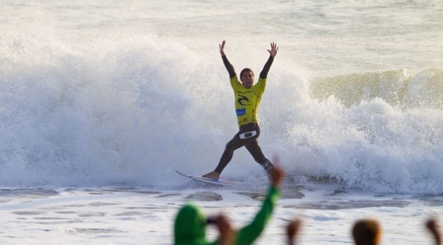 Adriano De Souza repping the infamous claim in Portugal. Claim on! Photo: ASP/Kirstin Adriano De Souza repping the infamous claim in Portugal. Claim on! Photo: ASP/Kirstin