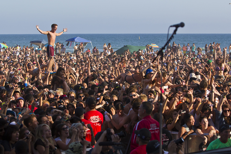 Madness at the U.S. Open of (Crowd) Surfing. Photo: C. Bahn/usopenofsurfing.com Madness at the U.S. Open of (Crowd) Surfing. Photo: C. Bahn/usopenofsurfing.com