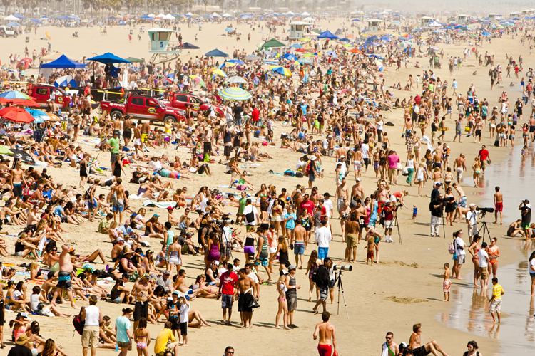 Here are a few tourists. Always a few at the U.S. Open of Surfing. Photo: Lallande/usopenofsurfing.com