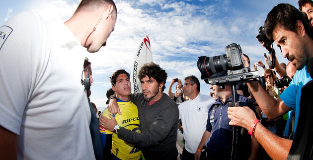 Gabriel Medina with his father, the moment judges announced he had lost. Photo: ASP