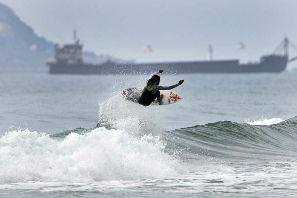 Kaoli Kahokuloa from Team Hawaii makes the most of the conditions. Photo: ISA/Gonzales