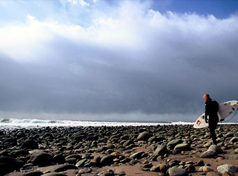 Kelly Slater in the flesh walking on the rocks out to Lower Trestles. Photo: Aroyan