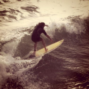Surfers aren't always known for being the cleanest of the group. With their long hair and dirty feet, they track sand all over your living room carpet and don't seem to notice. But it's actually pretty easy to keep yourself presentable, especially in the hair department.