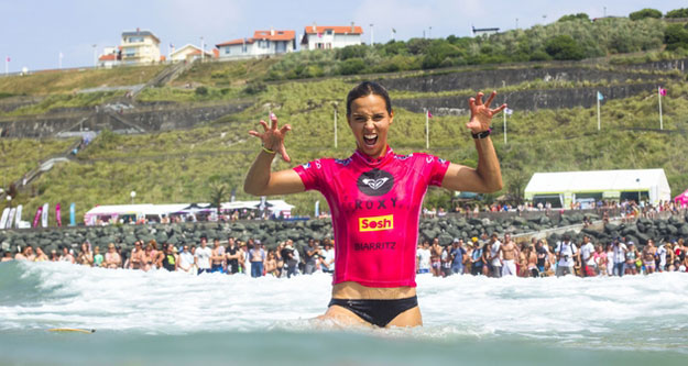 Sally Fitzgibbons tigerclaws marine pollution. Photo: ASP/Poullenot/AQUASHOT