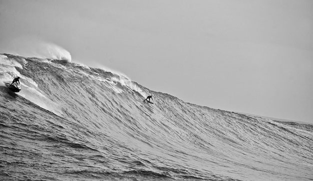 Dave Kalama dropping off Laird Hamilton at Jaws. Photo: Tim McKenna.