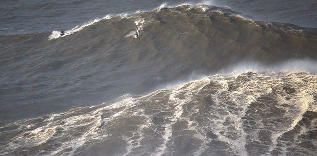Giant Swell Nazare Portugal