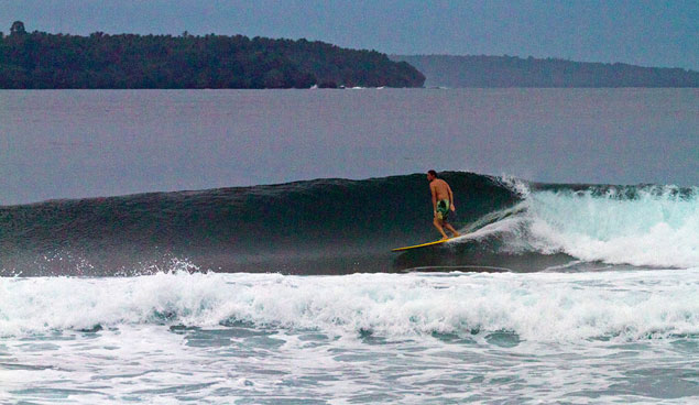 Longboard+no one else out = no leash. Photo: Callahan/SurfExplore