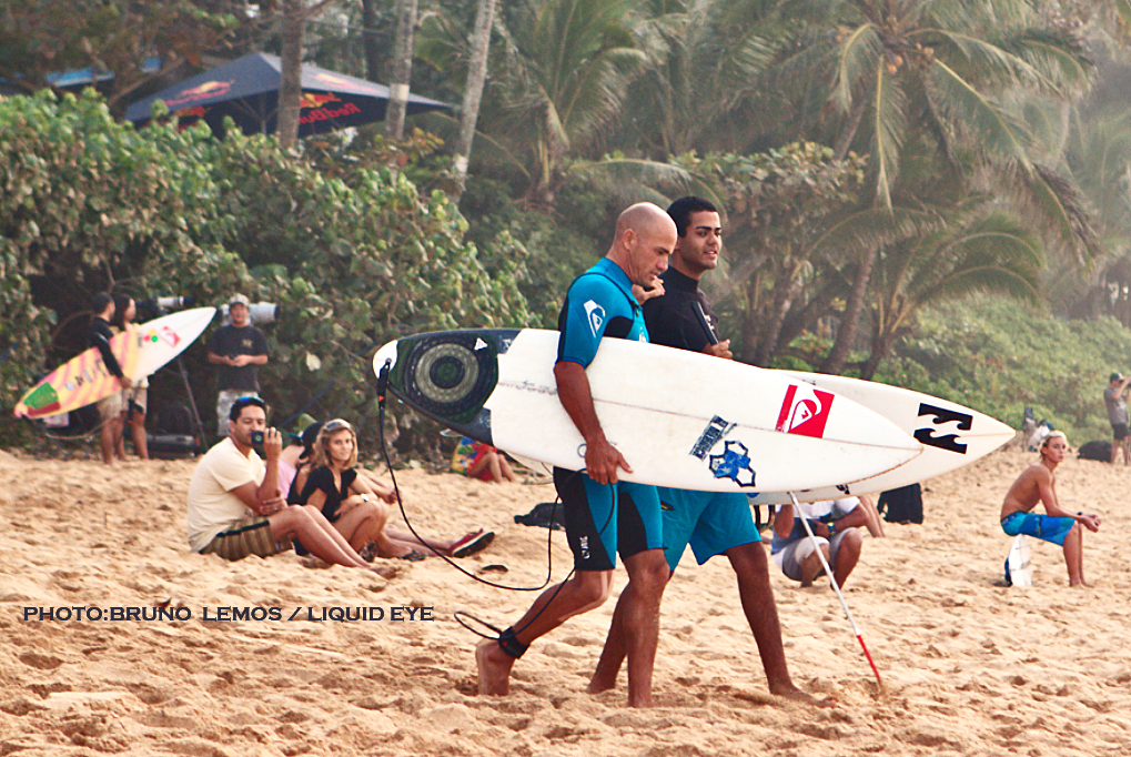 Derek and some other guy at Pipeline. Photo: Bruno Lemos