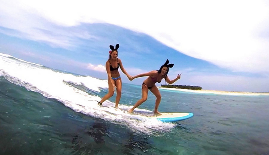 Janna Honscheid & Sylvi Bodi Surfing