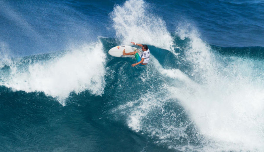 Sunset Beach. It's ON! Photo: ASP / Kelly Cestari