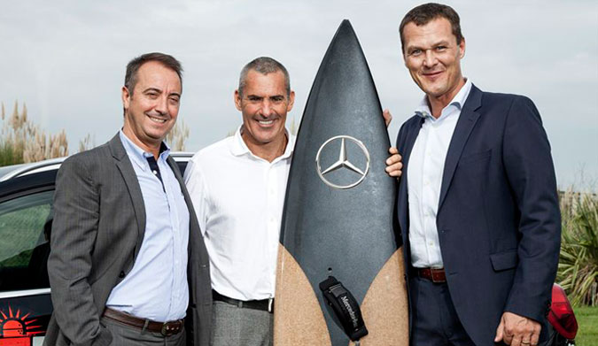 Alberto Batista, Garrett McNamara and Joerg Heinermann endorsing the lethal weapon before battle. | Photo: Mercedes-Benz