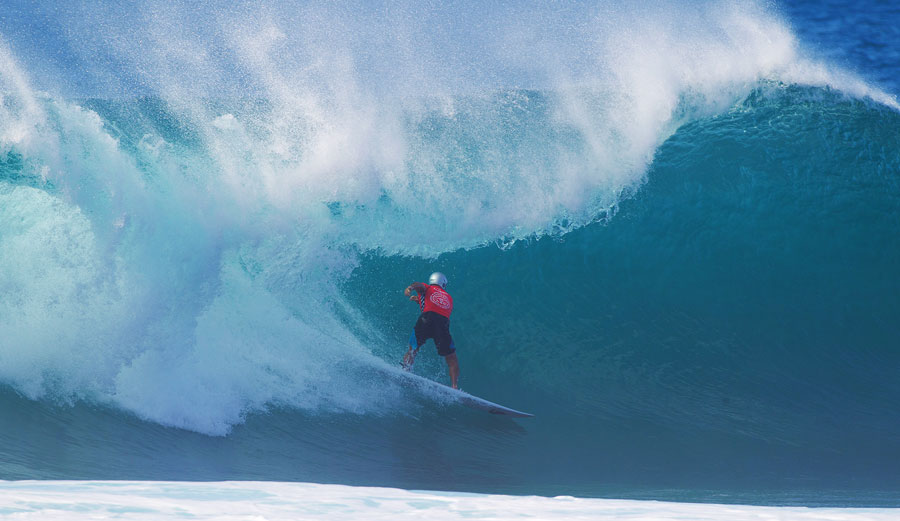 Tom Carrol dominates Heritage Series at Pipeline.