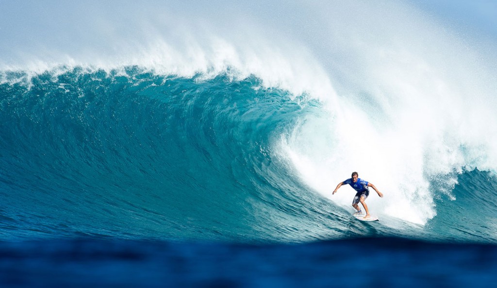 In big, shifting conditions, the world's best surfers tackled Sunset Beach.