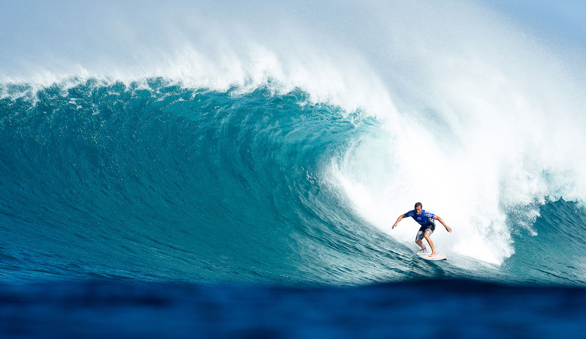 In big, shifting conditions, the world's best surfers tackled Sunset Beach.