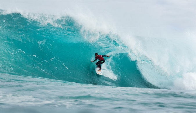 De Souza locked in and deep at the Box. Photo: WSL