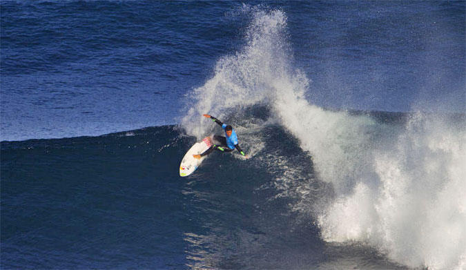 Adriano sticking to his signature frontside wrapping turn to take the victory. Photo: WSL