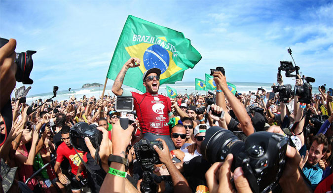 Filipe is carried through the sea of Brazilian fans. Photo: WSL / Kelly Cestari