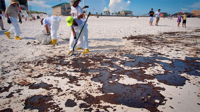 Cleanup from the Deepwater Horizon oil spill in the Gulf of Mexico in 2010. Photo: Florida Sea Grant