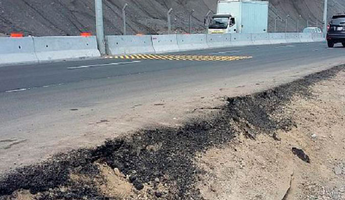 Paved just over a month ago, the Costa Verde road is already showing signs of erosion. Photo: Perú21/César Takeuchi