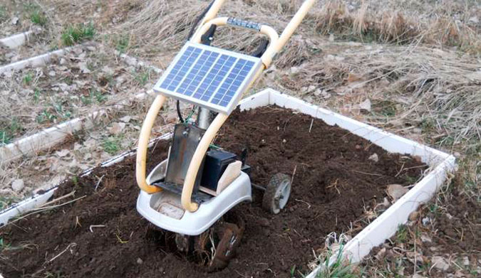 DIY solar tiller. Photo: Dennis Evers / Treehugger