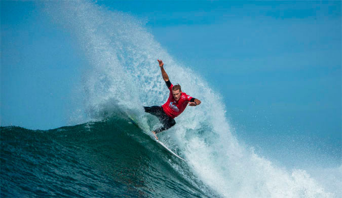 Bede Durbidge in his round 3 matchup with Ace Buchan. Photo: WSL / Poullenot