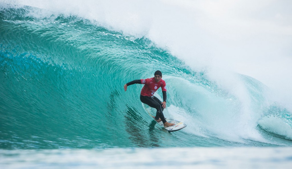 After three lay days and two days of small surf, the WSL and its fans found a bit of luck as the famous Portuguese beach break turned on and started cranking out head high surf.