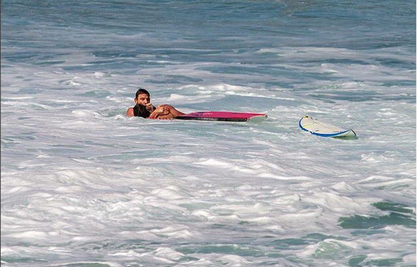 Andre Botha brings Evan Geiselman to shore after a catastrophic wipeout at Pipeline. Photo: @evangeiselman Instagram