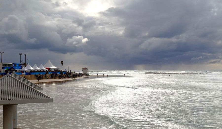The crowd on Kontiki Beach for the Seat Pro. Photo: WSL/Masurel