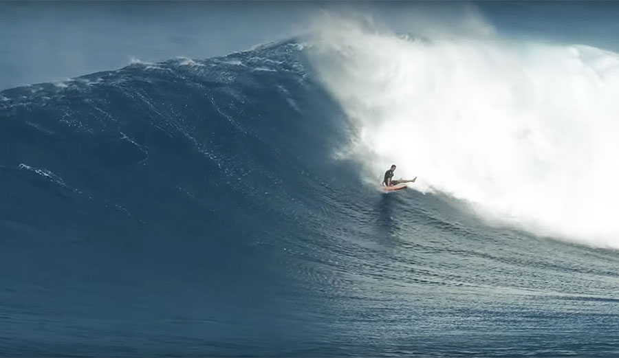 A spectacular backside bottom flop and side-mounted cockroach with perfect recovery from Lucas Chumbinho.