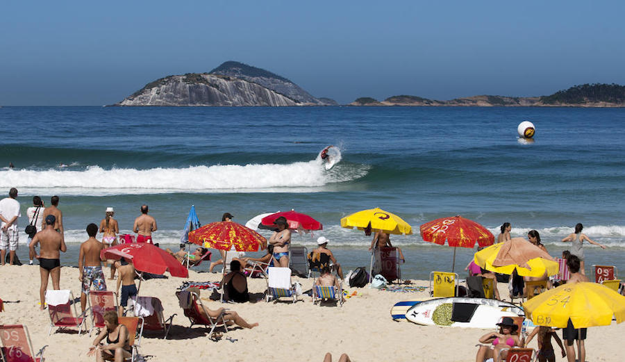 A sunny Arpoador day. Photo: Cestari/WSL