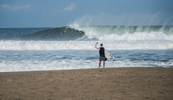 Coco Nogales, always supporting the locals and pushing them to surf better. Photo: Maria Fernanda