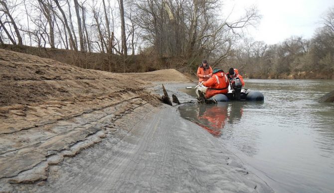 Taking core samples at the site of a coal ash spill on the Dan River in North Carolina, 2014. Steve Alexander, USFWS/Flickr, CC BY